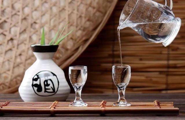 4,驱除寒冷:白酒含有大量的热量,饮入人体后,这些热量会迅速被人体