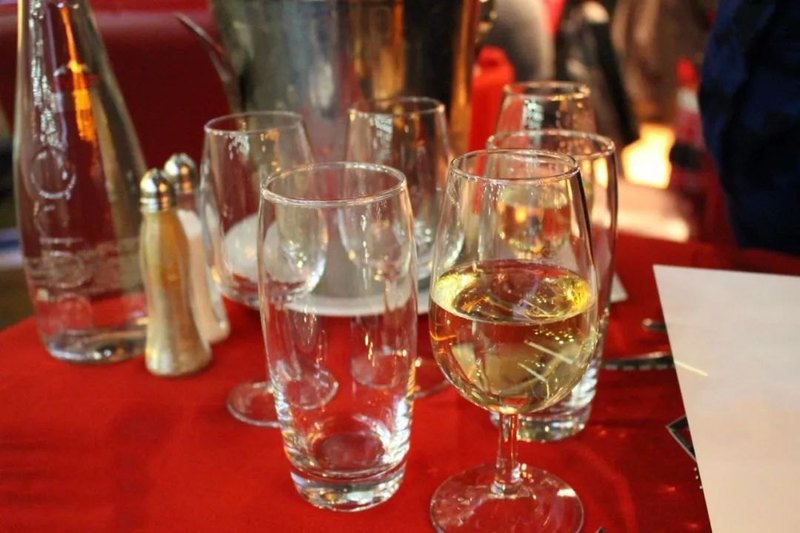 经常喝啤酒和白酒的区别是什么?白酒和啤酒哪个喝了对