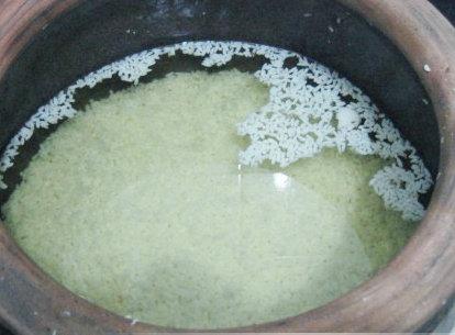 大米酿酒时,一般都是先将大米蒸煮使淀粉糊化,然后再进行糖化和发酵
