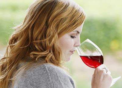 月经时喝红酒可以吗？经期喝红酒有什么危害？