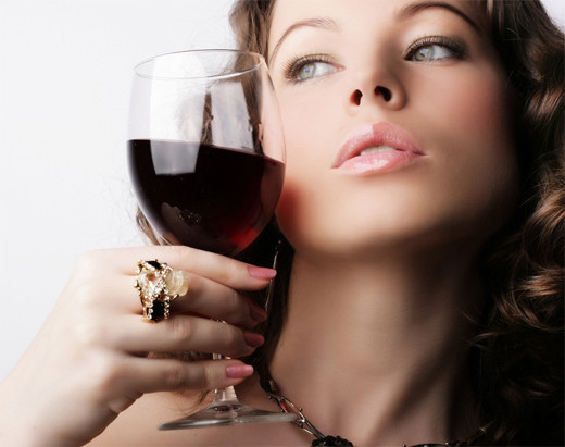 来例假时能和红酒吗？女性来例假尽量不要喝红酒