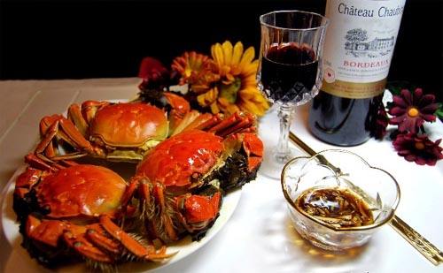 红酒和螃蟹可以一起吃吗？喝红酒最好搭配白葡萄酒