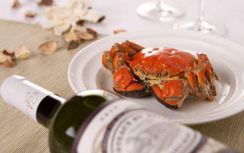 红酒能和螃蟹一起吃吗？吃螃蟹可以喝红酒、白酒、黄酒