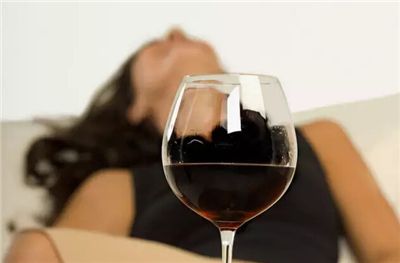 自制红酒喝了头疼是怎么回事？如何避免和红酒头疼。