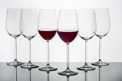 如何分辨红酒杯材质？水晶杯和玻璃杯如何区分？