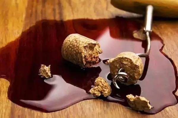 红酒木塞发霉是什么原因？红酒木塞发霉了还能喝吗？