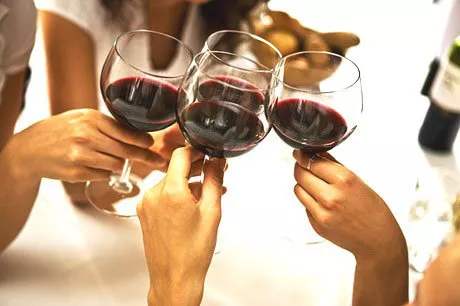 红酒为什么用高脚杯？葡萄酒杯的类型有哪些？