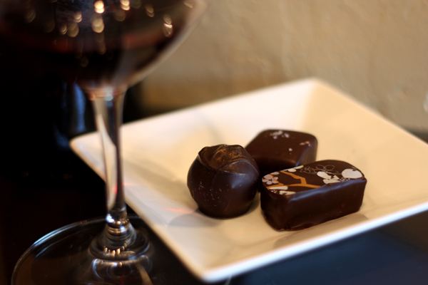 红酒配黑巧克力有什么功效？红酒和巧克力如何搭配？