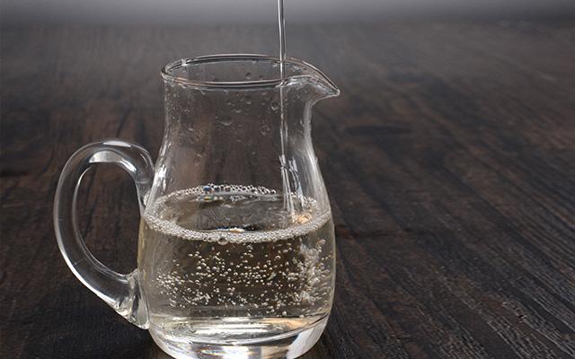 喝白酒时泡上蒜有什么用