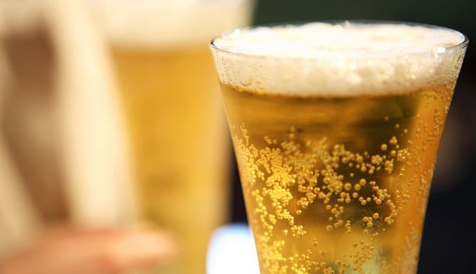 假啤酒是怎么做的？喝了假啤酒会有哪些症状？