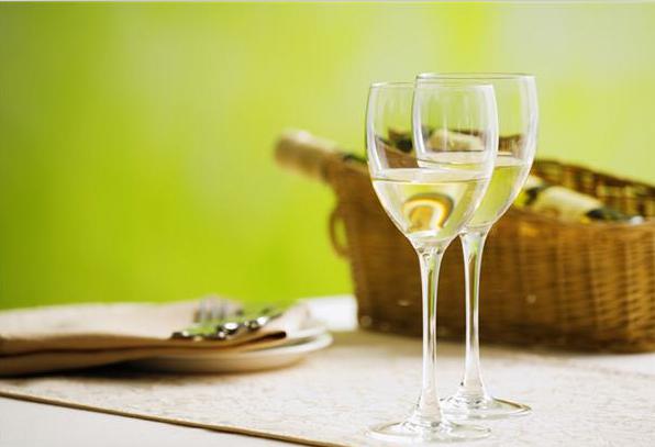 女人喝干白葡萄酒的好处有哪些？女人喝干白葡萄酒的正确方法