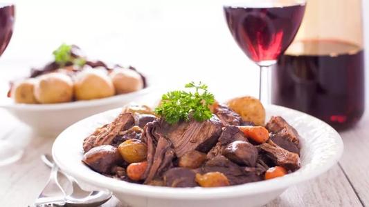 红酒放牛肉的烹饪方法，手把手教你做红酒牛肉。