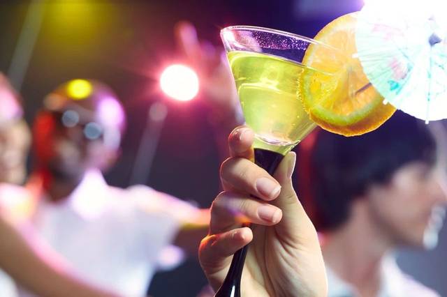 鸡尾酒能和白酒混喝吗？可以这样喝