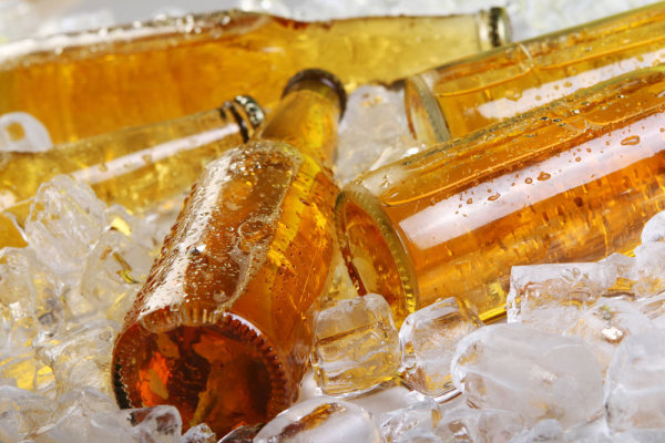 喝冰啤酒对身体有害吗?喝冰啤酒的危害