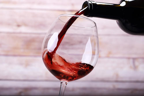 倒葡萄酒的正确方法是什么？葡萄酒一次倒多少比较合适？