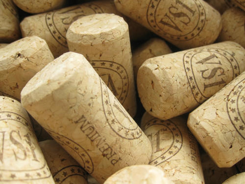 葡萄酒使用橡木塞、合成塞及螺旋盖的区别