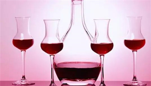 红酒解酒的方法是什么？喝酒喝多了可以吃萝卜解酒？