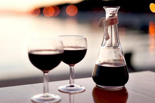 喝红酒需要哪些器具？喝红酒应该如何倒红酒？