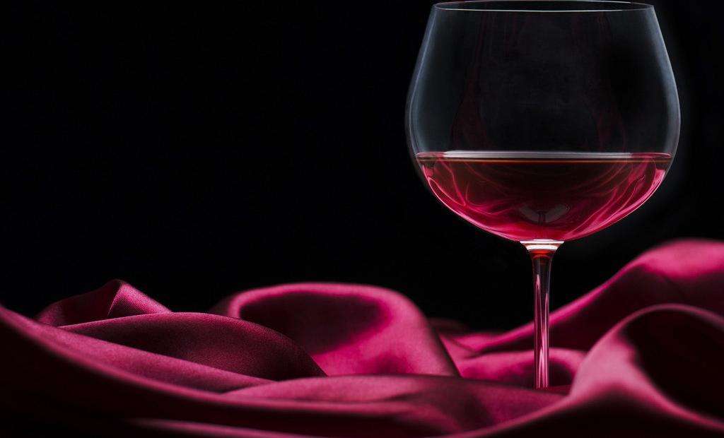 红酒对女人有哪些好处？女人每天喝多少红酒合适？