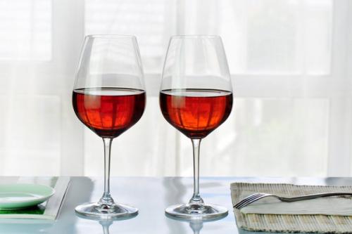 水晶红酒杯和玻璃红酒杯的区别是什么？如何辨别水晶红酒杯？