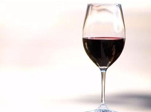 如何避免喝葡萄酒嘴巴变黑？为什么喝葡萄酒嘴巴会变黑？