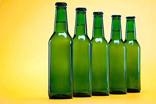 啤酒瓶为什么大多都是绿色的？绿色啤酒瓶成本更低。