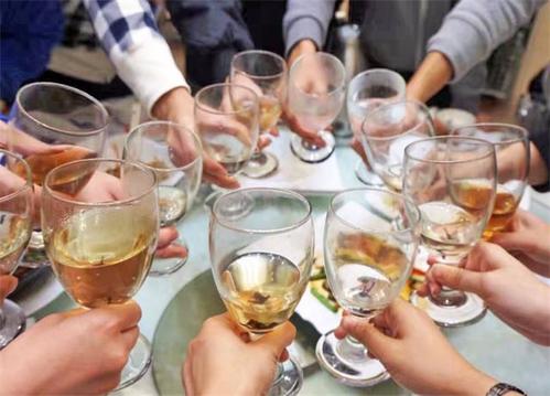中国人和外国人喝酒有什么区别？各国喝酒的习惯是什么？