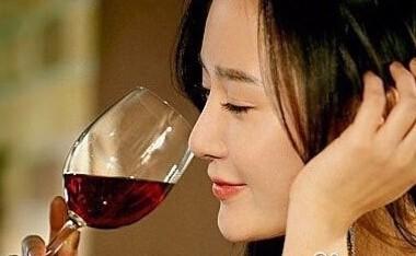 女人什么时间喝红葡萄酒好