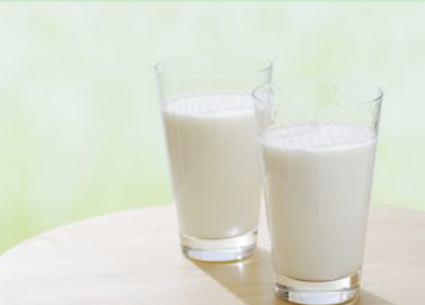 喝酒前喝什么牛奶比较好？喝酒前喝牛奶还是酸奶比较好？
