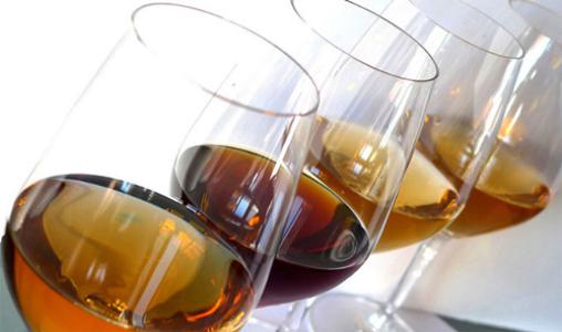 加强葡萄酒和甜葡萄酒有什么区别？加强型葡萄酒添加酒精。