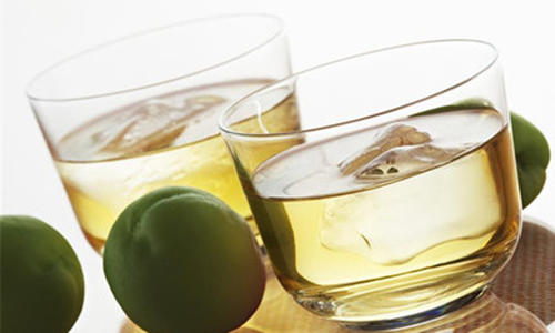 青梅酒用什么酒酿造的？青梅酒用清香型白酒酿造。
