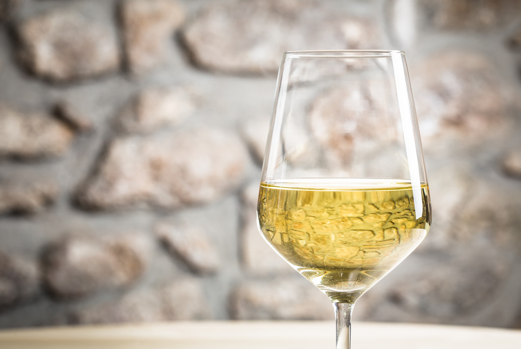 女人喝白葡萄酒有什么好处？女人喝白葡萄酒的5个好处