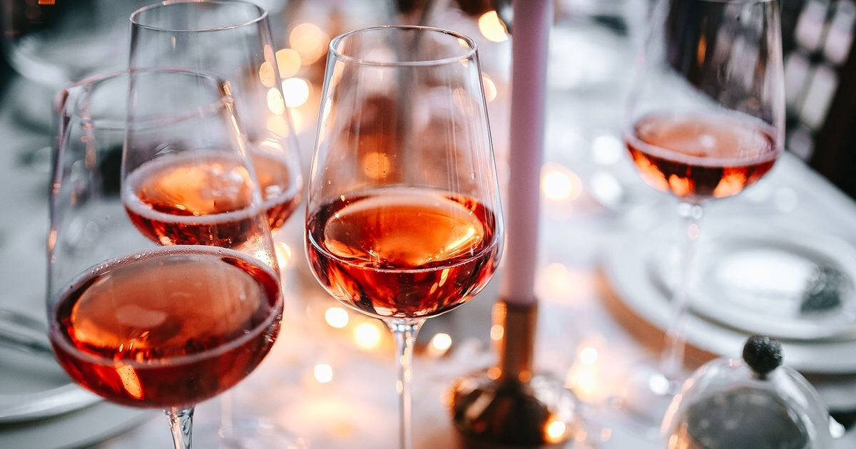 桃红葡萄酒和干红哪个价格高，大概多少钱？
