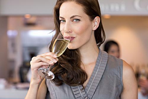 女士喝白葡萄酒的功效有哪些