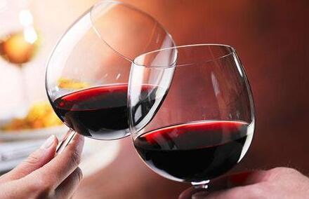 干红葡萄酒应该怎么喝？干红葡萄酒搭配什么好？