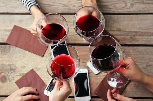 女性经期能喝葡萄酒吗？