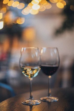 白葡萄酒和红葡萄酒的营养区别(白葡萄酒和红葡萄酒的区别是什么)