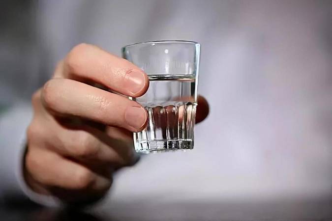 为何白酒是酸性(白酒变酸是什么原因)
