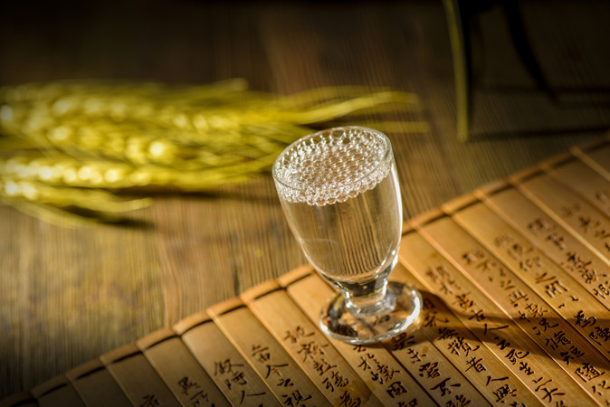 白酒高度和低度(白酒高度和低度哪个好)