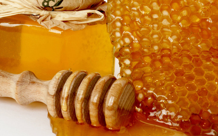 葡萄酒蜂蜜的功效与作用及食用方法(葡萄酒配蜂蜜的功效)