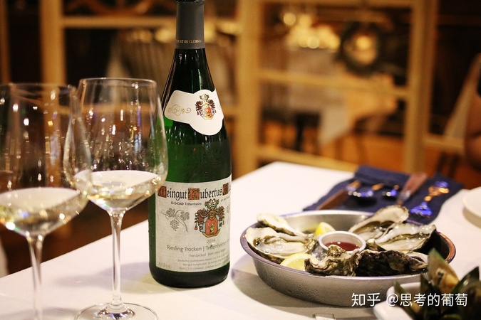 吃海鲜能喝白葡萄酒吗(白葡萄酒可以和海鲜一起吃吗)