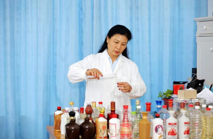 白酒如何掐头去尾(白酒如何掐头去尾,酒头酒尾如何处理?)