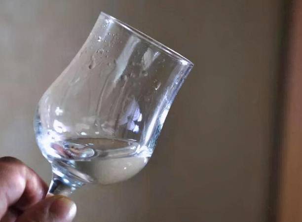 怎么让白酒挂杯(如何让白酒挂杯)