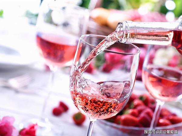 红葡萄酒和桃红葡萄酒的区别(红葡萄酒和桃红葡萄酒的区别是什么)
