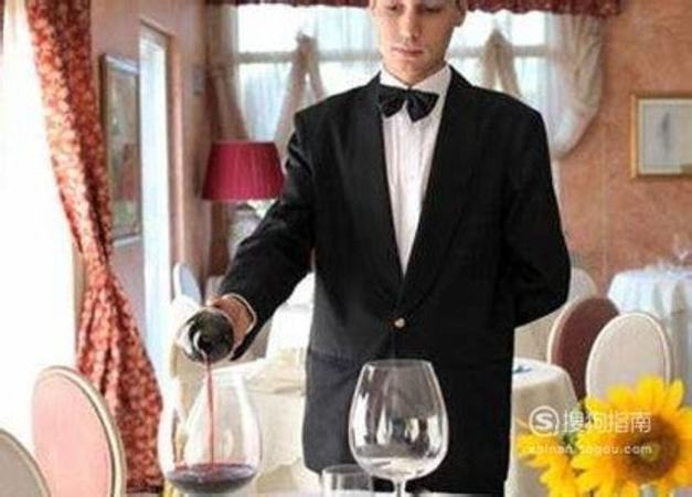 红酒倒入醒酒器后,怎么把红酒从醒酒器倒在杯子