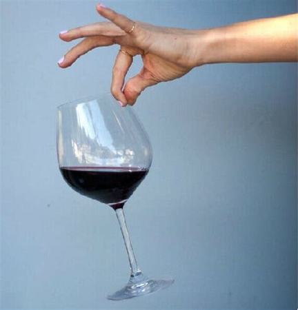 红酒杯的正确拿法,如何握红酒杯