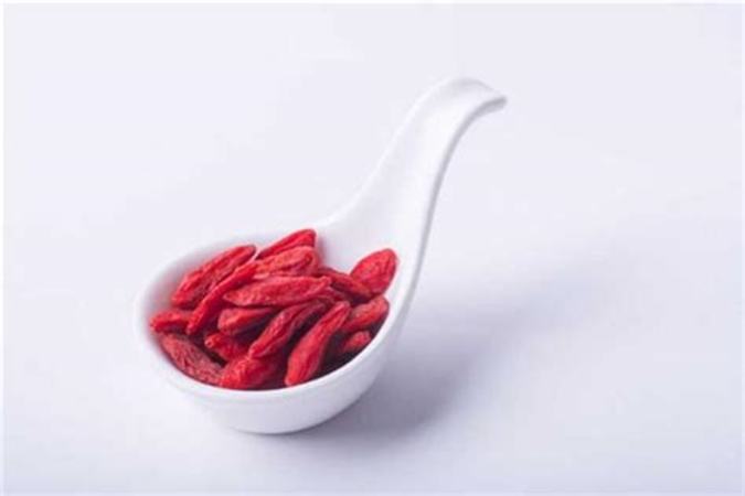 红枣枸杞和姜一起泡酒的功效是什么,这道家喻户晓的红枣枸杞姜茶是怎么做的呢