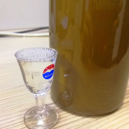 一瓶红酒一瓶白酒各一斤.(一瓶红酒几两白酒)