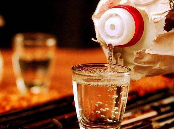 泯了一口白酒(泯了一口白酒吃感冒药)