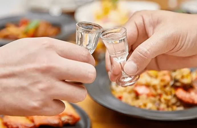 喝白酒的人喜欢什么(喝白酒的人喜欢什么东西)